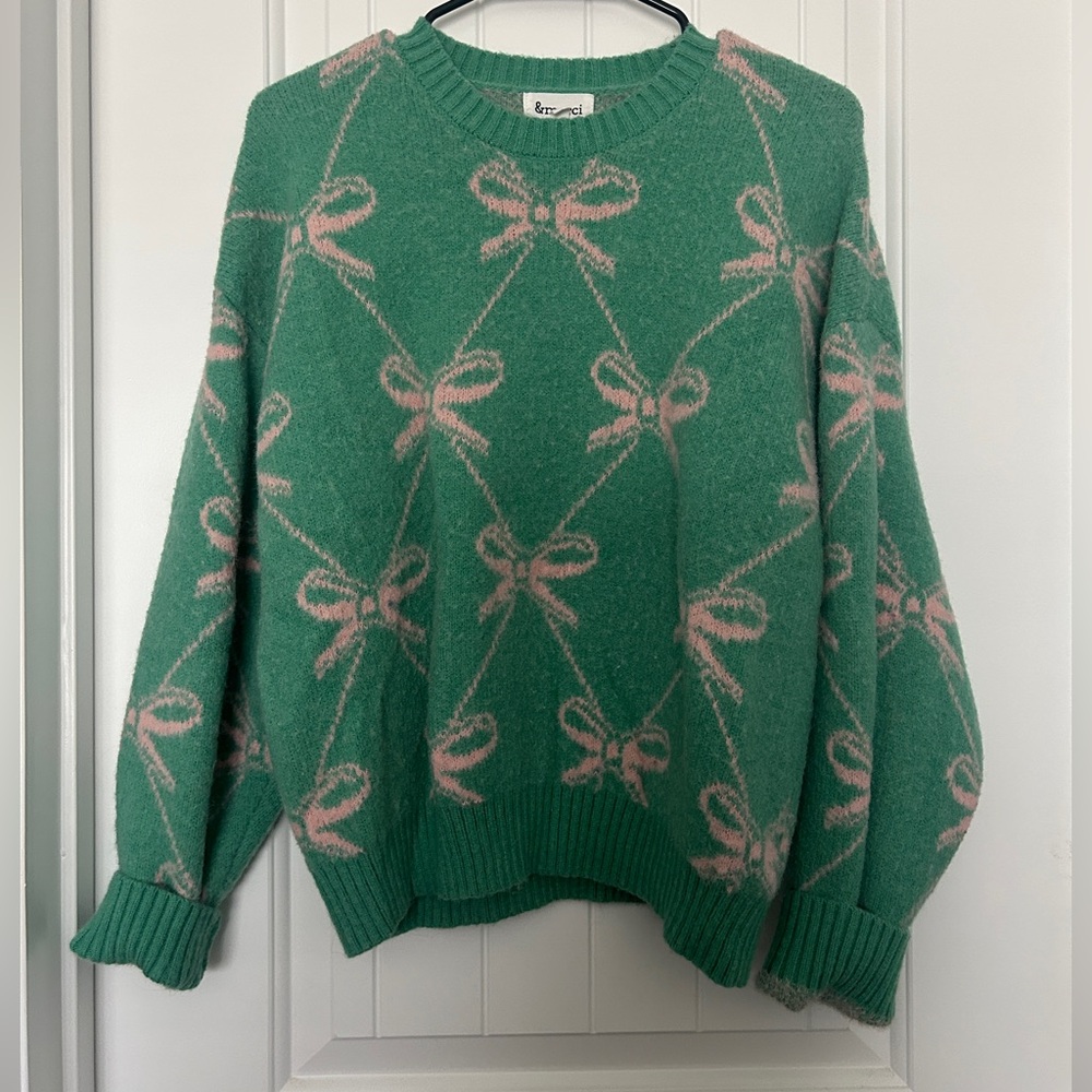 &merci Green Sweater with Pink Bow Pattern